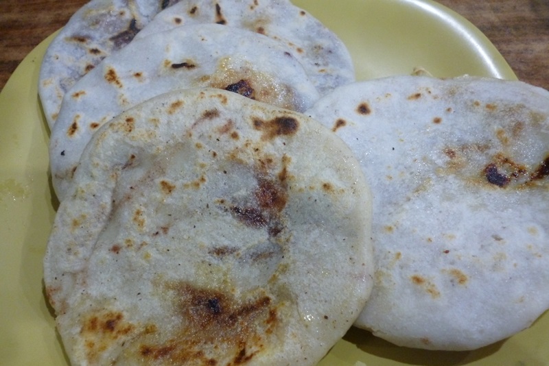 Platillo tradicional salvadoreño, pupusas hechas de harina de maíz y arroz rellenas de frijol, quesillo y chicharrón, conocidas como; Pupusas revueltas. | Karen Aparicio